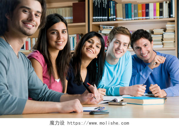 快乐群年轻学生在大学图书馆在一起学习看着镜头笑